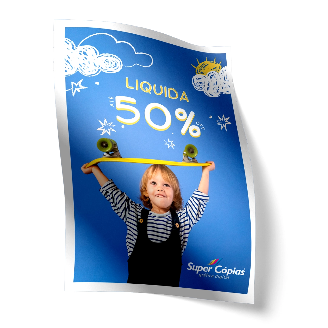 Cartaz colorido de uma liquidação com 50% de desconto, mostrando uma criança sorrindo segurando um skate.